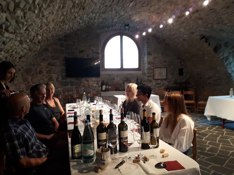 Vinsmaking i en hvelvet steinkjeller i Valtellina